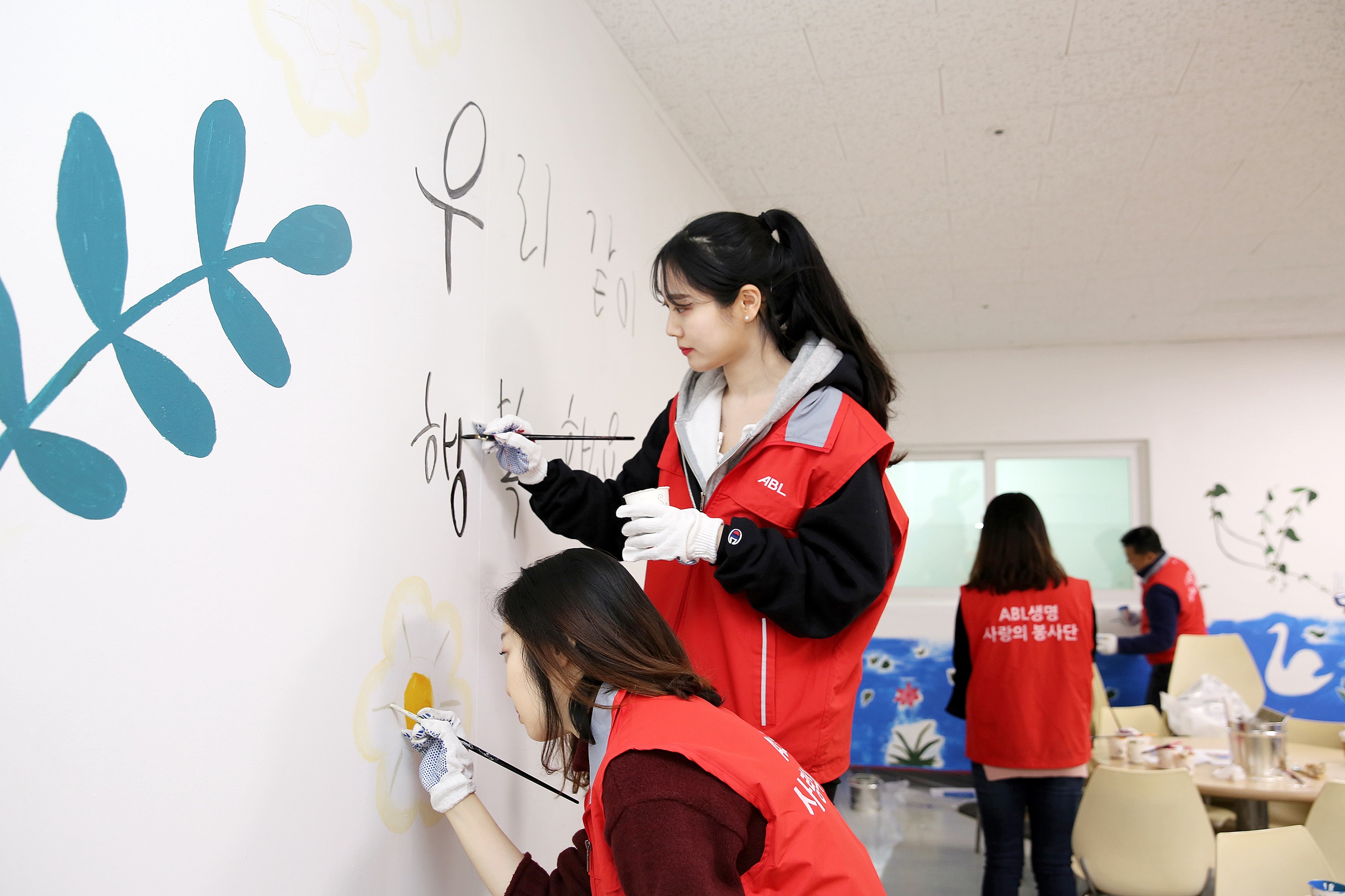 “아이들에게 더 나은 환경을” ABL생명, 벽화 그리기 봉사활동 펼쳐