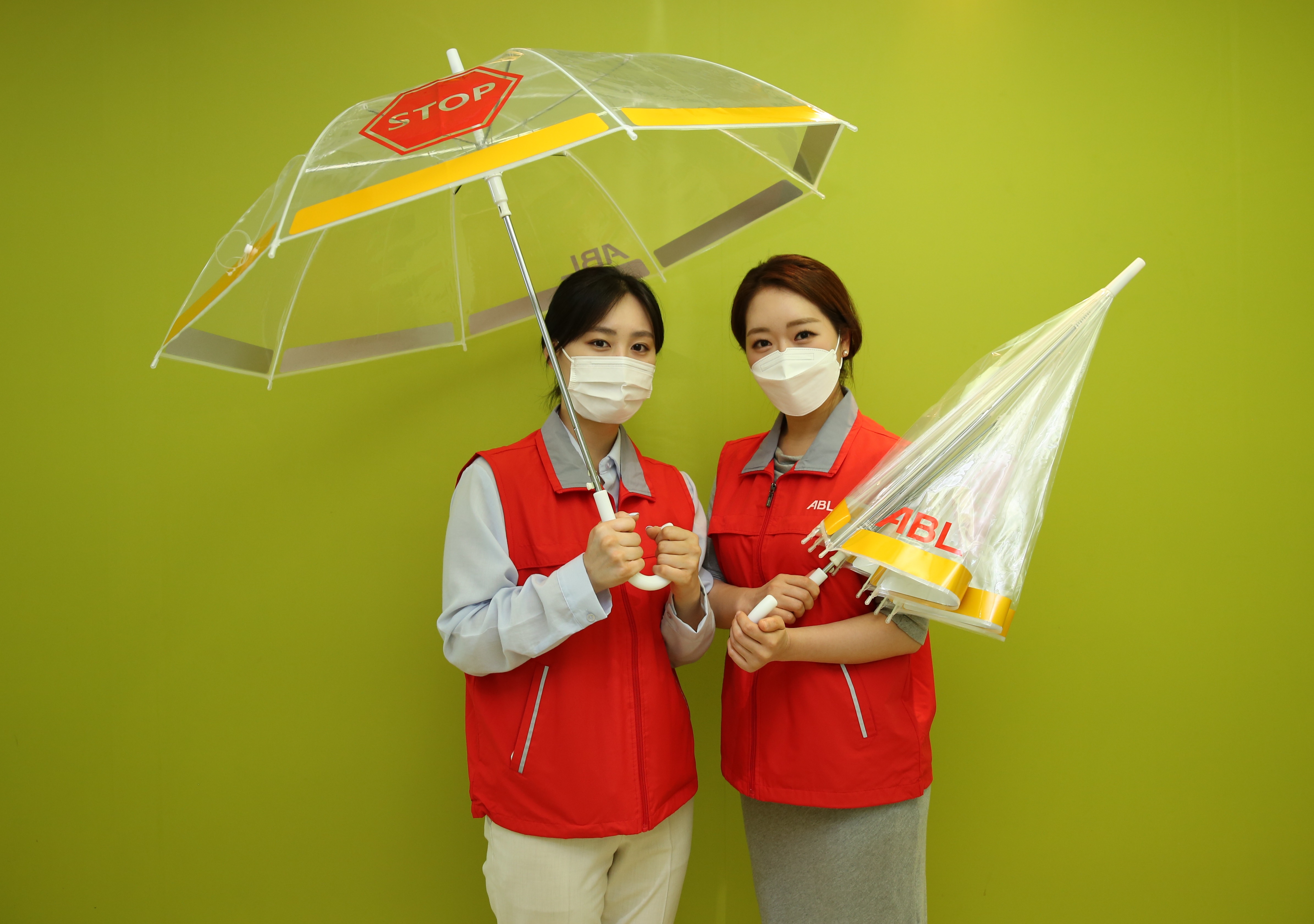 ABL생명 임직원과 자녀, 취약계층 아동 위한 안전우산 제작 봉사활동