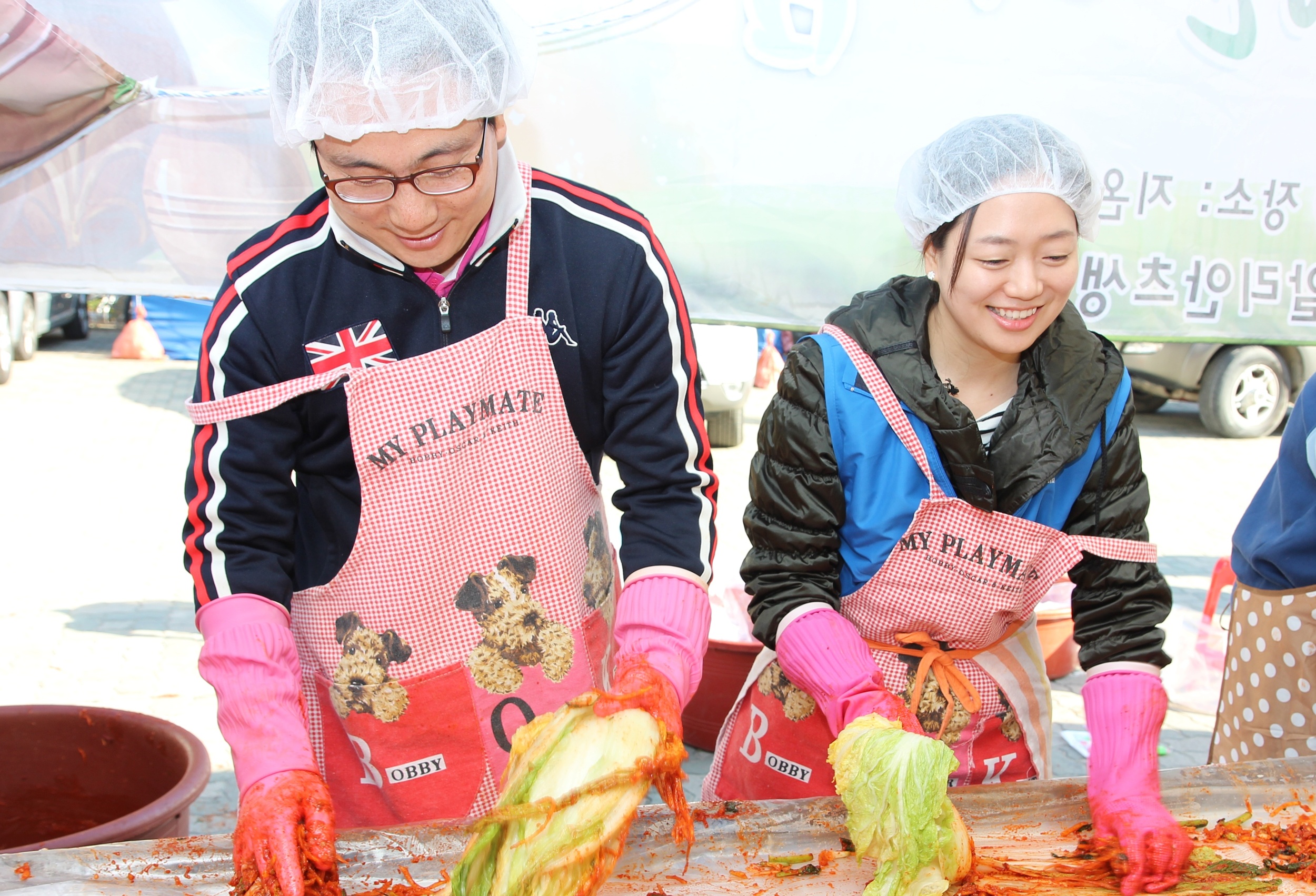 알리안츠생명 직원들이 지온보육원에서 보육원 아이들이 먹을 김장김치를 담그는 모습